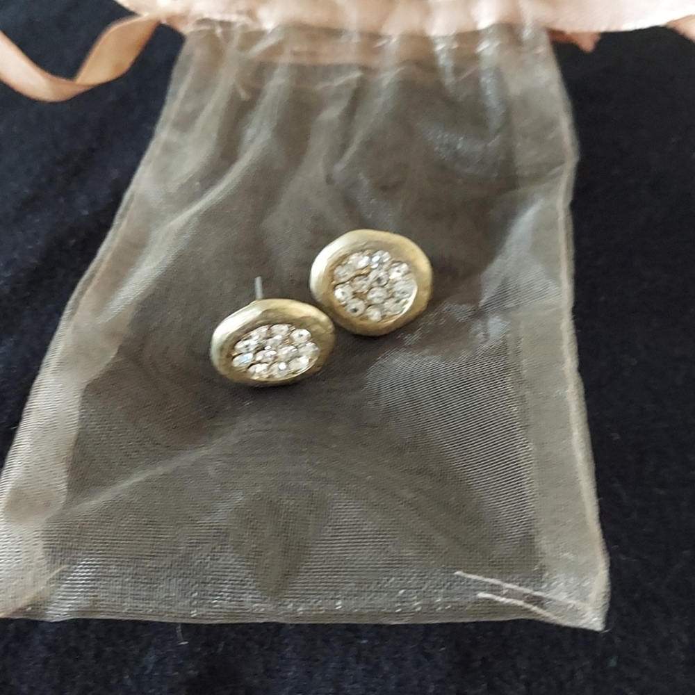 Rhinestones in gold Pierced